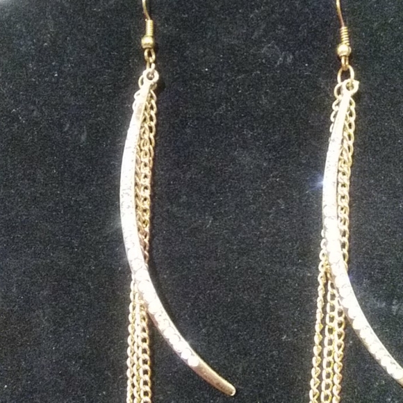 Gold chain tassel earrings. - Picture 3 of 7